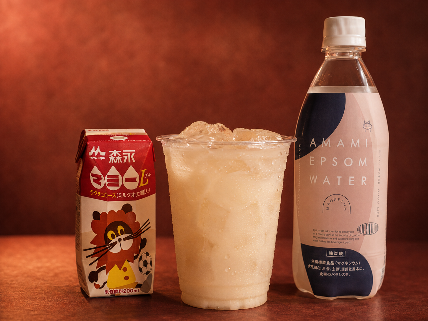 森永マミーとAMAMI炭酸水、氷入りカップ